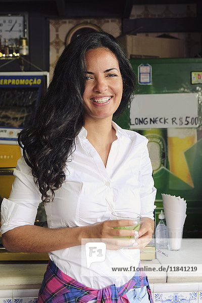 Junge brasilianische Frau zwischen 20 und 29 Jahren in einer Bar mit einem Caipirinha-Cocktail  Rio de Janeiro  Brasilien  Südamerika
