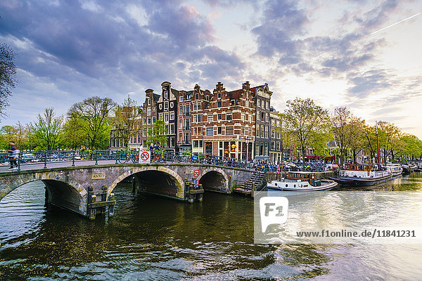 Traditionelle niederländische Giebelhäuser und Gracht  Amsterdam  Niederlande  Europa