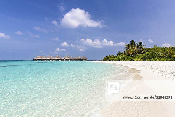 Weißer Sandstrand  klares Meer und Villen über dem Wasser  Coco Palm Resort  Dhuni Kolhu  Baa Atoll  Republik Malediven  Indischer Ozean  Asien