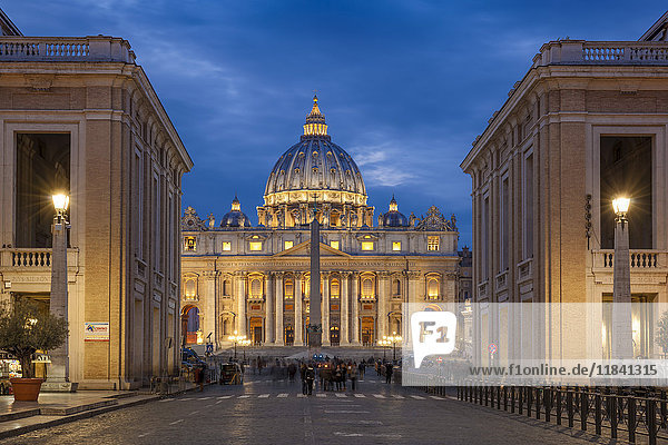 St. Peters Square and St. Peters Basilica at night  Vatican City  UNESCO World Heritage Site  Rome  Lazio  Italy  Europe
