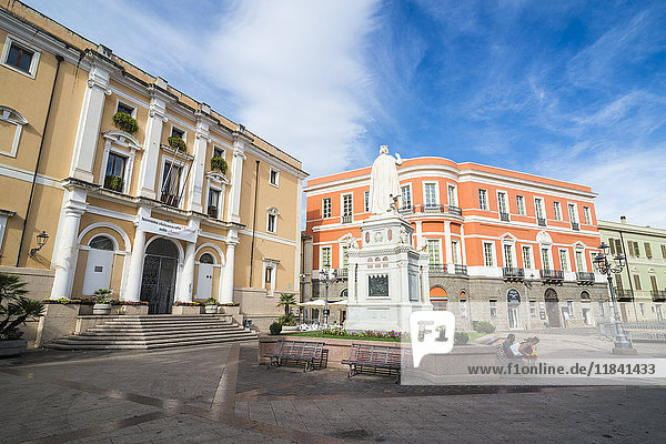 Statue der Eleonore von Arborea  vor dem Rathaus  Oristano  Sardinien  Italien  Europa