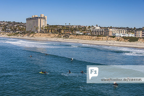 Surfer warten in den Gewässern von La Jolla auf die nächste große Welle  Kalifornien  Vereinigte Staaten von Amerika  Nordamerika
