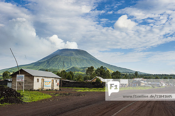 Der Berg Nyiragongo  der sich hinter der Stadt Goma abzeichnet  Demokratische Republik Kongo  Afrika