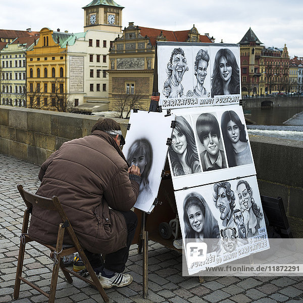 Ein Straßenkünstler malt Schwarz-Weiß-Porträts von Frauen; Prag  Tschechische Republik'.