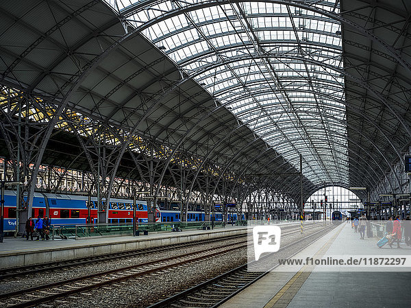 Gewölbedecke mit Fenstern in einem Bahnhof; Prag  Tschechische Republik'.