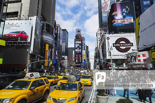 Gelbe Taxis bevölkern die belebten Straßen  während Fußgänger die belebten Bürgersteige füllen; New York City  New York  Vereinigte Staaten von Amerika'.
