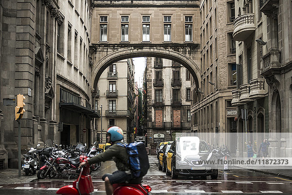 Alte Gebäude  Taxis und Motorroller in der Via Layetana; Barcelona  Katalonien  Spanien'.