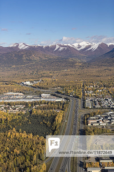Luftaufnahme des Glenn Highway mit den Chugach Mountains im Hintergrund im Herbst  Southcentral Alaska  USA
