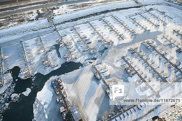 Luftaufnahme des kleinen Bootshafens von Homer im Winter  Süd-Zentral-Alaska  USA