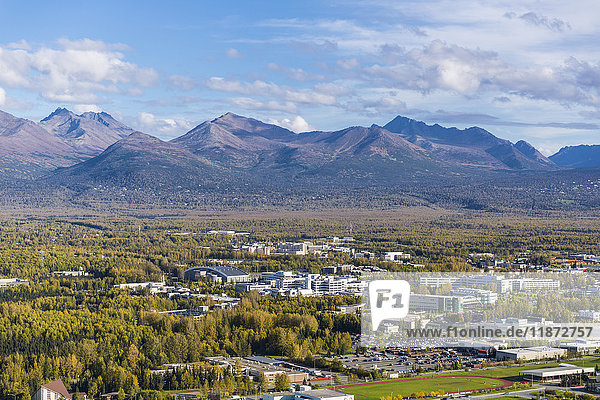 Luftaufnahme des Universitäts- und Medizinbezirks mit den Chugach Mountains im Hintergrund  Anchorage  Süd-Zentral-Alaska  USA