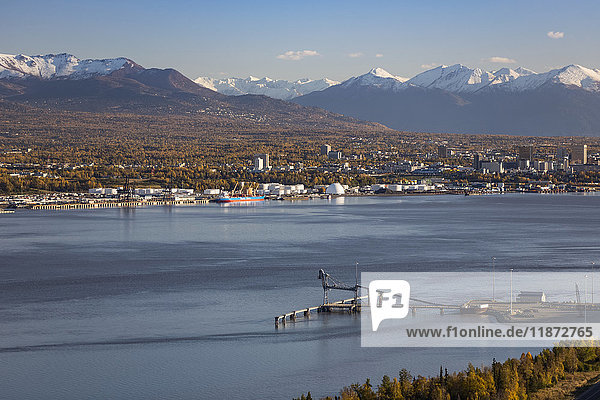 Luftaufnahme des Point MacKenzie Docks mit Anchorage und den Chugach Bergen im Hintergrund  Süd-Zentral-Alaska  USA