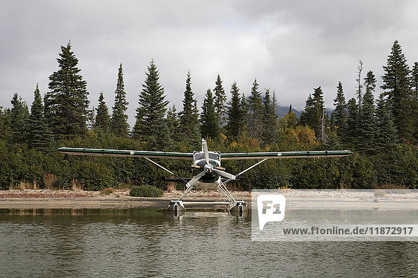 De Havilland DHC-2 Beaver an der Küste vertäut  Südwest-Alaska  USA
