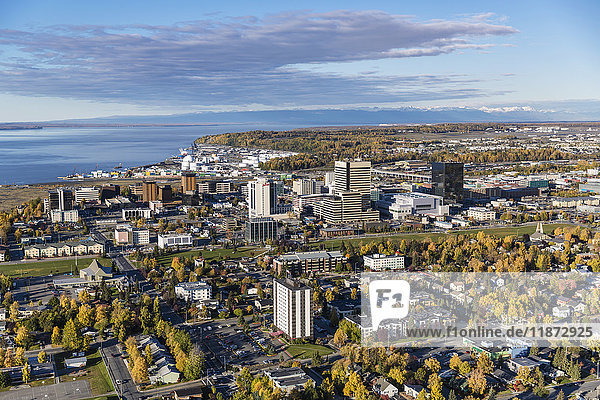 Luftaufnahme des Stadtzentrums von Anchorage im Herbst  Southcentral Alaska  USA