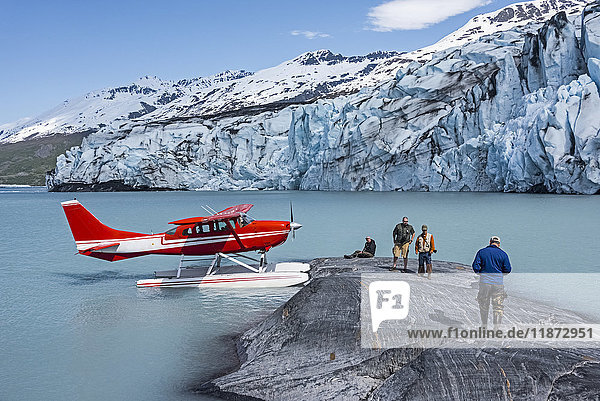 Touristen auf einem Felsvorsprung vor dem Colony Glacier und dem Lake George  Southcentral Alaska  USA