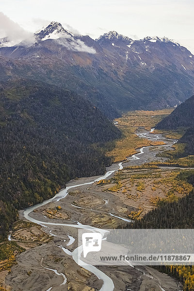 Ein kleiner Fluss  der in einem Tal in den Kenai Mountains fließt; Alaska  Vereinigte Staaten von Amerika'.