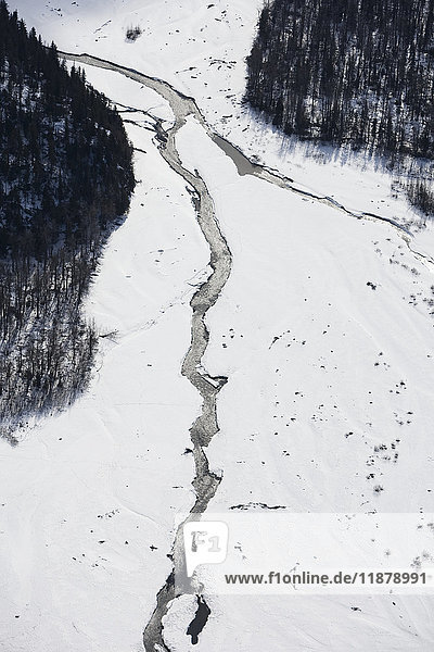 Luftaufnahme eines Flusses  der durch Schnee in den Kenai-Bergen im Winter fließt  Kachemak Bay State Park; Alaska  Vereinigte Staaten von Amerika'.