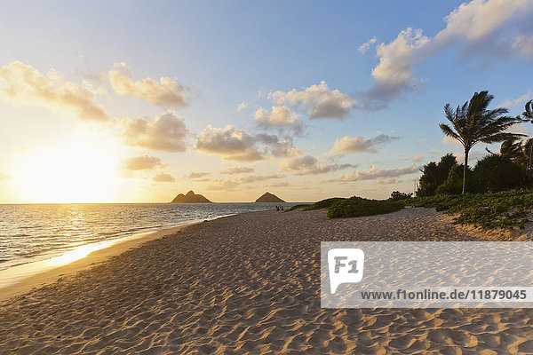 Lanikai-Strand mit Blick auf die Mokulua-Inseln  bekannt als die Zwillingsinseln  bei Sonnenaufgang; Kailua  Oahu  Hawaii  Vereinigte Staaten von Amerika'.