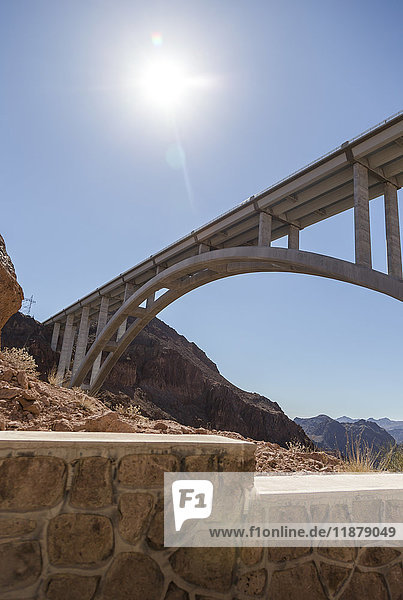 Blick von der Unterseite der Mike O'Callaghan-Pat Tillman Memorial Bridge am Hoover-Damm; Arizona  Vereinigte Staaten von Amerika'.