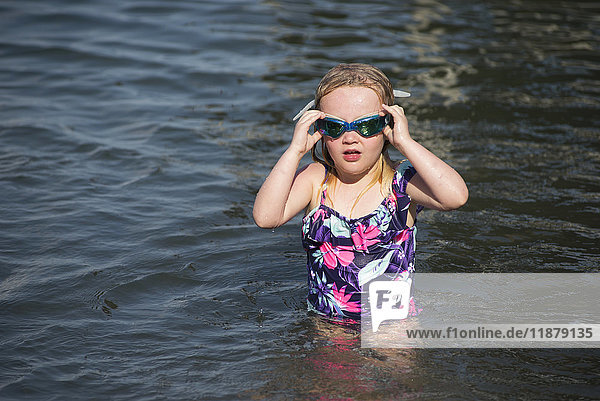 Ein 5-jähriges kaukasisches Mädchen mit blondem Haar schwimmt im Seneca-See im Bundesstaat New York; Dresden  New York  Vereinigte Staaten von Amerika'.