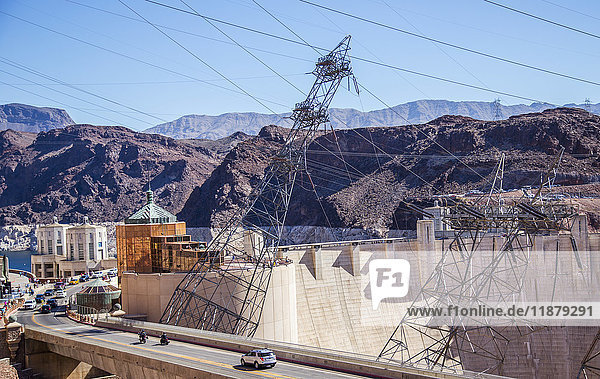 Blick auf den Hoover-Damm  um die Straße über den Damm und die einzigartige Konstruktion der Stromleitungen zu sehen  die durch den Wasserkraftdamm führen; Arizona  Vereinigte Staaten von Amerika'.
