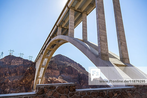 Blick von der Unterseite der Mike O'Callaghan-Pat Tillman Memorial Bridge am Hoover-Damm; Arizona  Vereinigte Staaten von Amerika'.