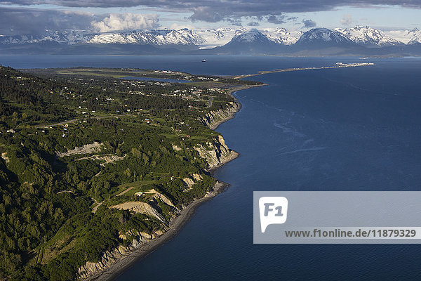 Blick auf die Uferlinie der Kachemak Bay mit den Kenai Mountains in der Ferne; Homer  Alaska  Vereinigte Staaten von Amerika'.