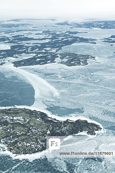 Luftaufnahme des gefrorenen Wassers und der Landschaft im Winter; Alaska  Vereinigte Staaten von Amerika'.
