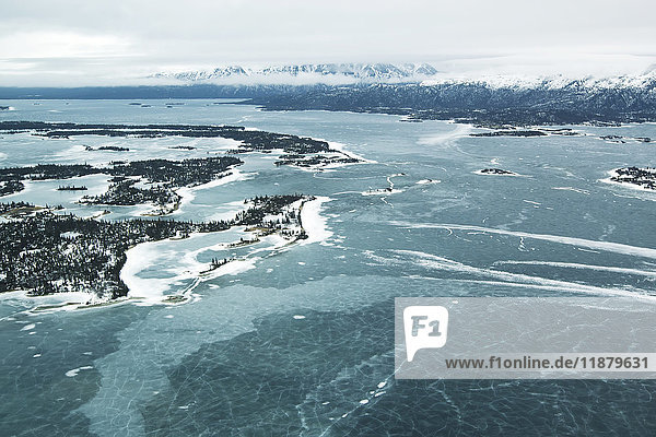 Gefrorenes Wasser und Landschaft im Winter; Alaska  Vereinigte Staaten von Amerika'.