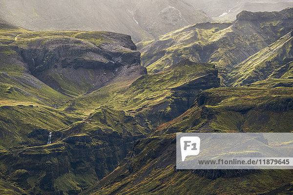 Die grünen Berge an der Südküste Islands; Island