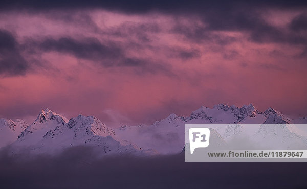 Kachemak Bay State Park bei Sonnenuntergang mit leuchtendem rosa Himmel; Alaska  Vereinigte Staaten von Amerika'.