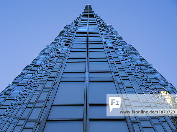 Niedriger Blickwinkel auf die Fassade eines Wolkenkratzers mit blauer Fassade vor blauem Himmel; Toronto  Ontario  Kanada'.