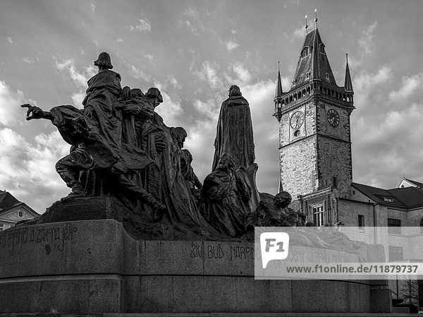 Jan-Hus-Denkmal und Uhrenturm auf dem Altstädter Ring; Prag  Tschechische Republik'.