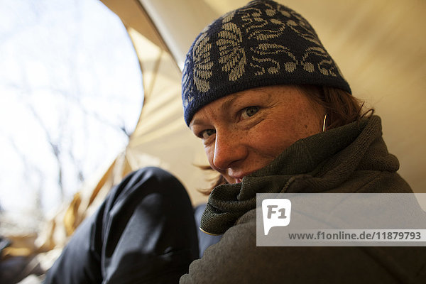 Porträt einer Frau  die im Zelt sitzt; Alaska  Vereinigte Staaten von Amerika'.