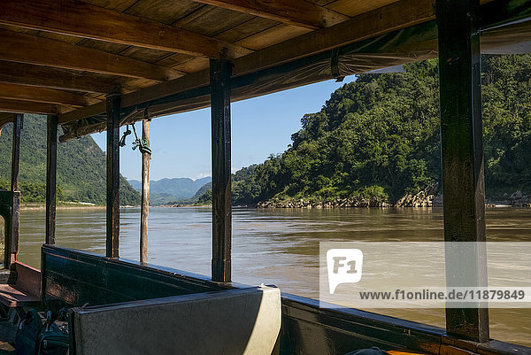 Blick auf einen Fluss aus dem Fenster eines Ausflugsbootes; Provinz Luang Prabang  Laos'.