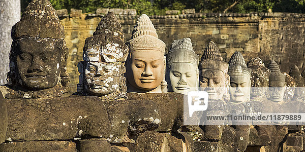 Buddhistische Statuen  Südtor  Angkor Thom; Krong Siem Reap  Provinz Siem Reap  Kambodscha'.