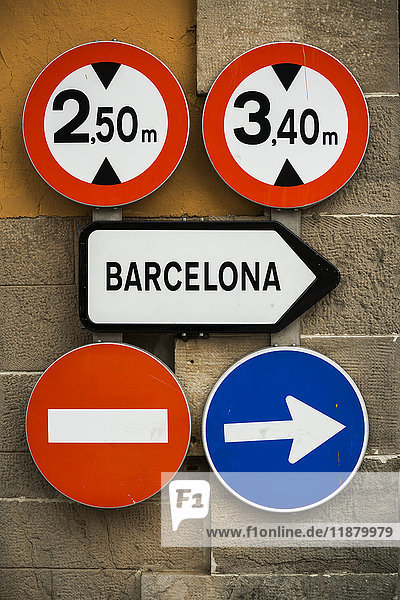 Straßenschilder an einer Wand; Barcelona  Katalonien  Spanien'.