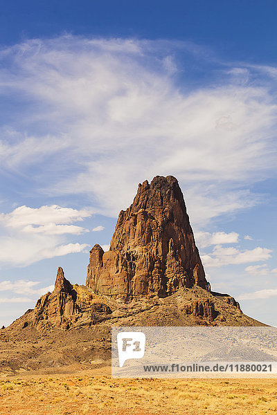 Eine schroffe  spitze Felsformation in der Wüste; Arizona  Vereinigte Staaten von Amerika'.