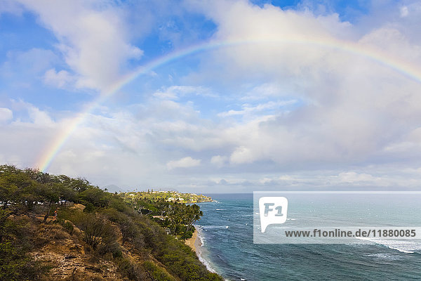 Aussichtspunkt auf Diamond Head Beach und Black Point Kahala mit einem vollen Regenbogen über dem Kopf; Honolulu  Oahu  Hawaii  Vereinigte Staaten von Amerika'.