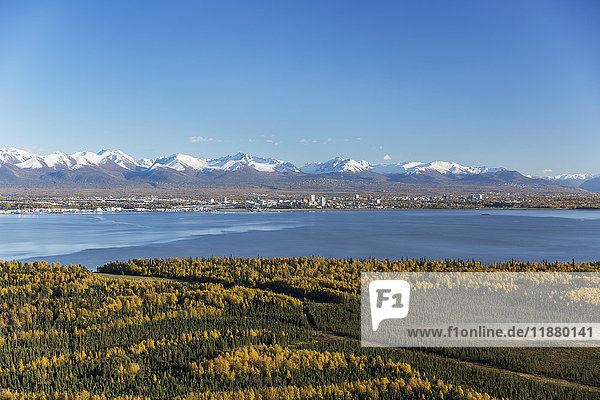 Ansicht der Innenstadt von Anchorage  Point MacKenzie im Vordergrund  die schneebedeckten Chugach Mountains in der Ferne  Süd-Zentral-Alaska; Anchorage  Alaska  Vereinigte Staaten von Amerika'.
