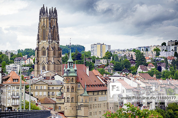 Die gotische Kathedrale in der malerischen historischen Stadt Freiburg in der französischsprachigen Schweiz; Freiburg  Schweiz