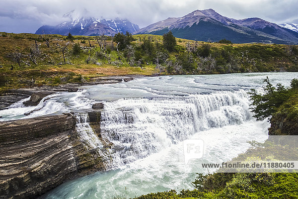 Großer Wasserfall (Salto Grande) im Nationalpark Torres del Paine im chilenischen Patagonien; Torres del Paine  Magallanes  Chile'.
