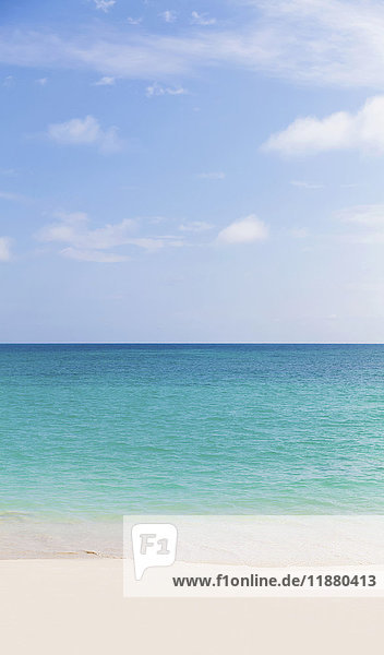 Landschaft mit weißem Sandstrand  türkisfarbenem Meer und blauem Himmel  Lanikai Beach; Honolulu  Oahu  Hawaii  Vereinigte Staaten von Amerika'.