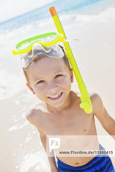 Ein lächelnder Junge mit Schnorchelausrüstung am Strand; Honolulu  Oahu  Hawaii  Vereinigte Staaten von Amerika'.