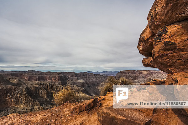Zerklüftete Landschaft mit Felsen  die Schichten von Sediment und Erosion aufweisen; Arizona  Vereinigte Staaten von Amerika'.