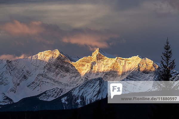 Dramatisches Leuchten auf schneebedeckten Bergen bei Sonnenaufgang; Kananaskis Country  Alberta  Kanada'.