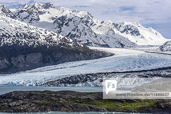Luftaufnahme von Colony Glacier mit Chugach Mountains im Hintergrund und Lake George mit Colony Point im Vordergrund,  Süd-Zentral-Alaska; Alaska,  Vereinigte Staaten von Amerika'.