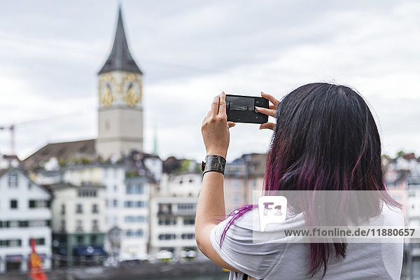Eine Touristin macht ein Landschaftsfoto mit ihrem Handy  während sie im Urlaub ist; Zürich  Schweiz'.