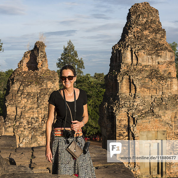 Eine Frau posiert für die Kamera im Pre Roup-Tempel; Krong Siem Reap  Provinz Siem Reap  Kambodscha
