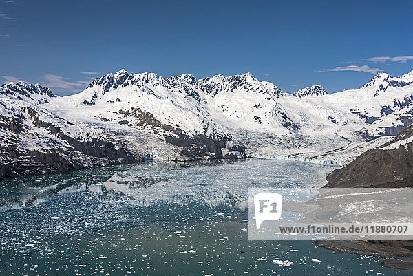 Luftaufnahme des Westarms des Columbia Glacier (links) mit dem Hauptarm des Columbia Glacier (rechts)  der in die Columbia Bay mündet  Prince William Sound  Süd-Zentral-Alaska; Alaska  Vereinigte Staaten von Amerika'.