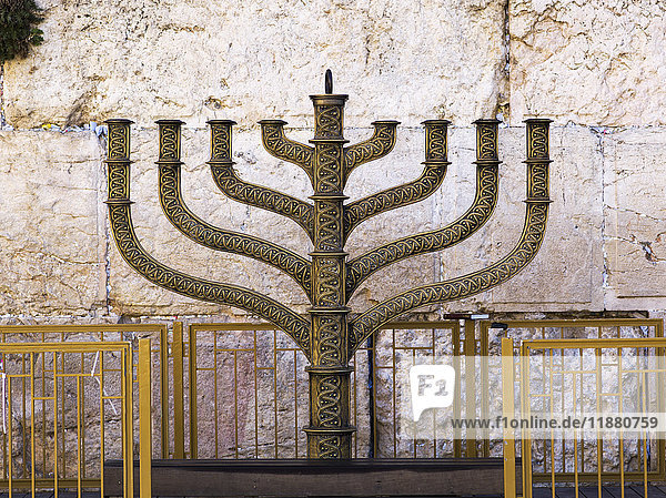 Eine Menora an der Westmauer  Altstadt von Jerusalem; Jerusalem  Israel